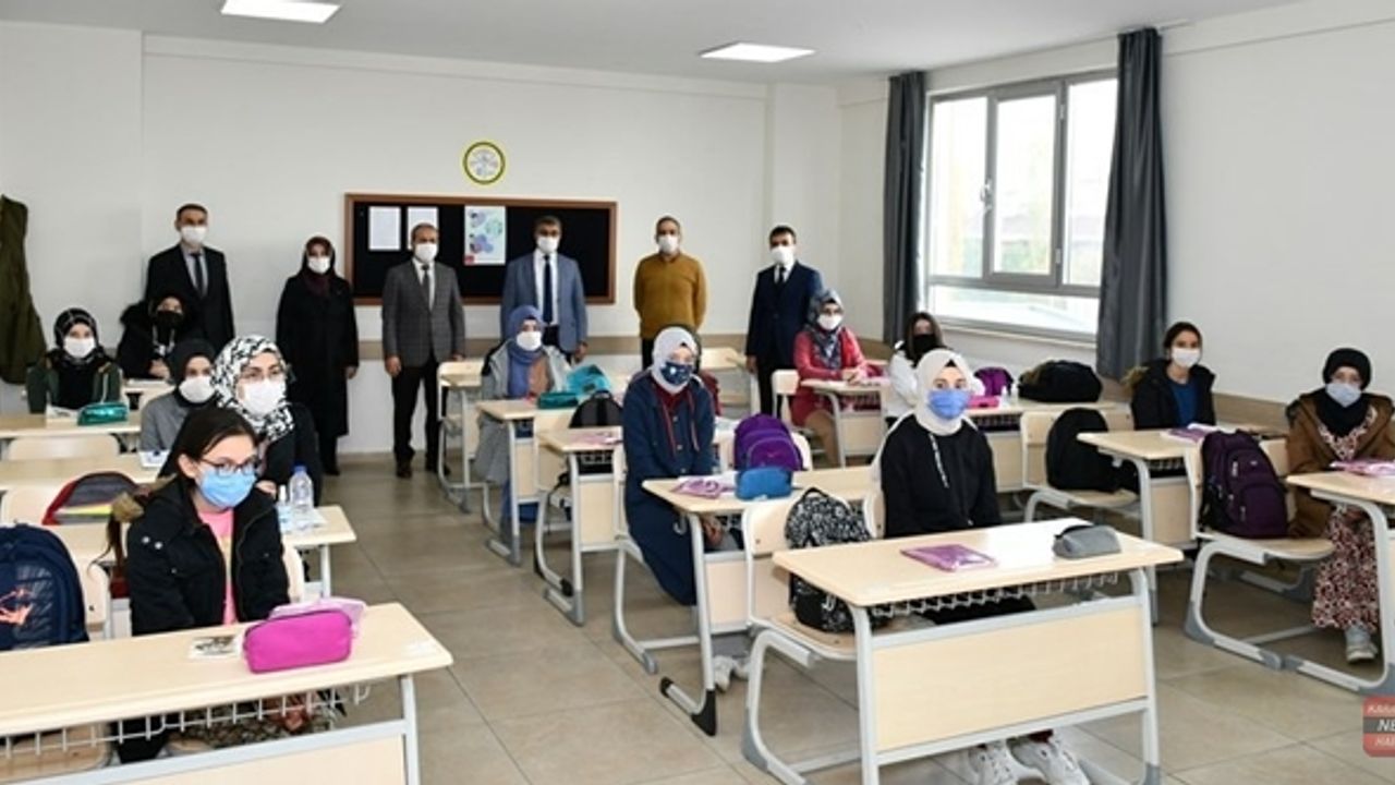 VALİ GÜREL'DEN KIZ İMAM HATİP LİSESİ'NE ZİYARET