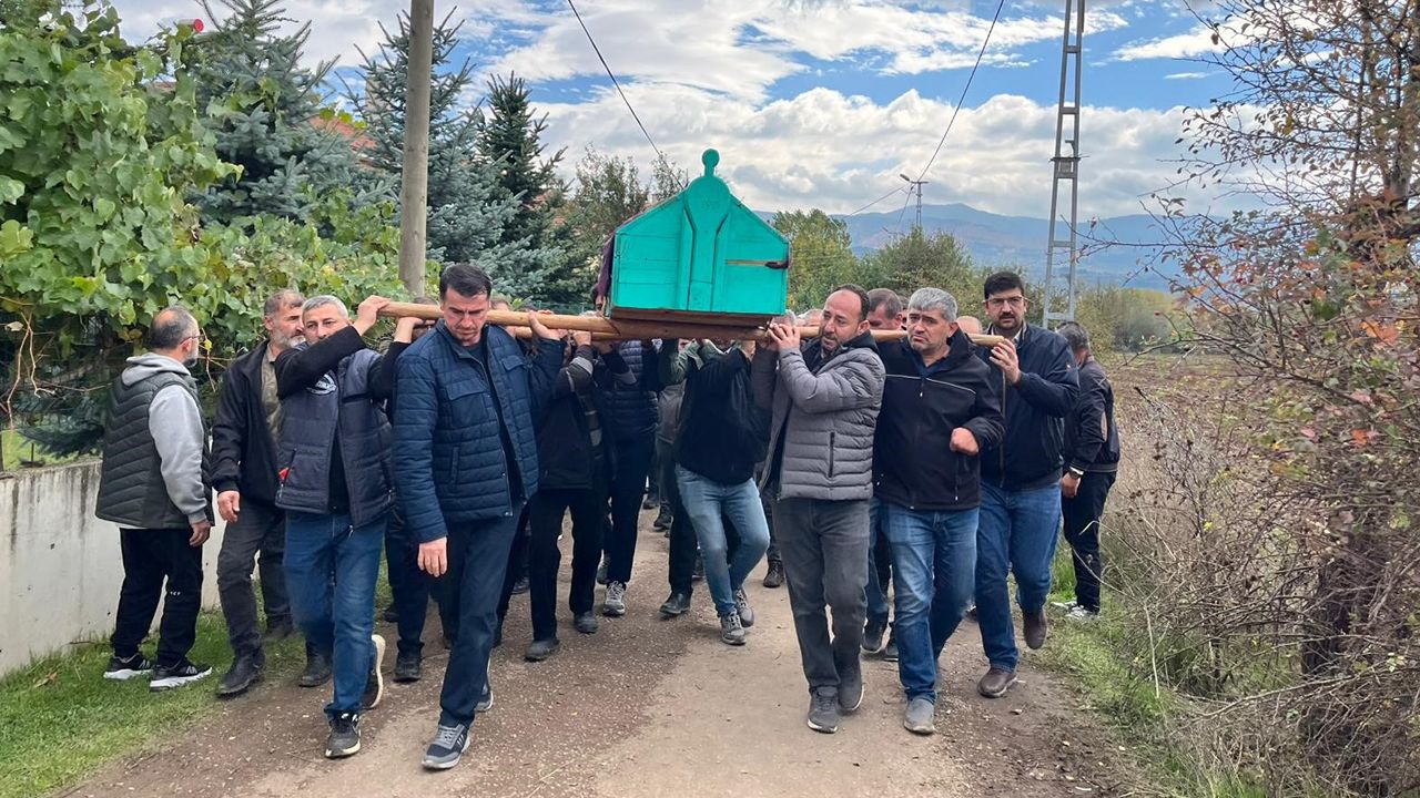 ALKOLLÜ SÜRÜCÜNÜN ÇARPTIĞI GENÇ KIZ BOLU'DA SON YOLCULUĞUNA UĞURLANDI