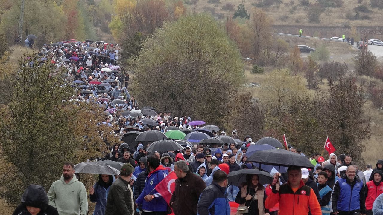 ÇANKIRI'DA YAĞMUR ALTINDA İSTİKLAL YOLU YÜRÜYÜŞÜ
