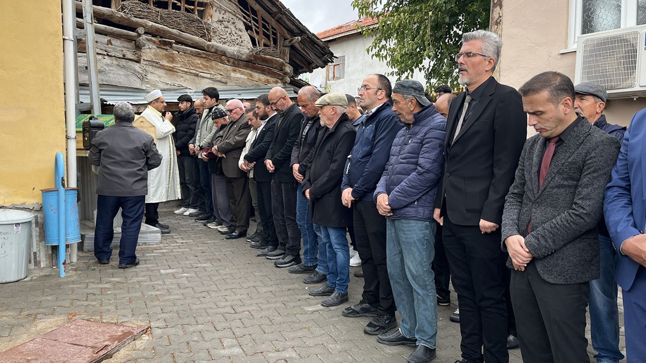 ESKİ EŞİ TARAFINDAN ÖLDÜRÜLEN KADIN TOPRAĞA VERİLDİ