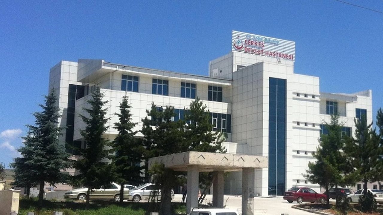 ÇERKEŞ'TE DEVRİLEN PİKAPIN SÜRÜCÜSÜ YARALANDI