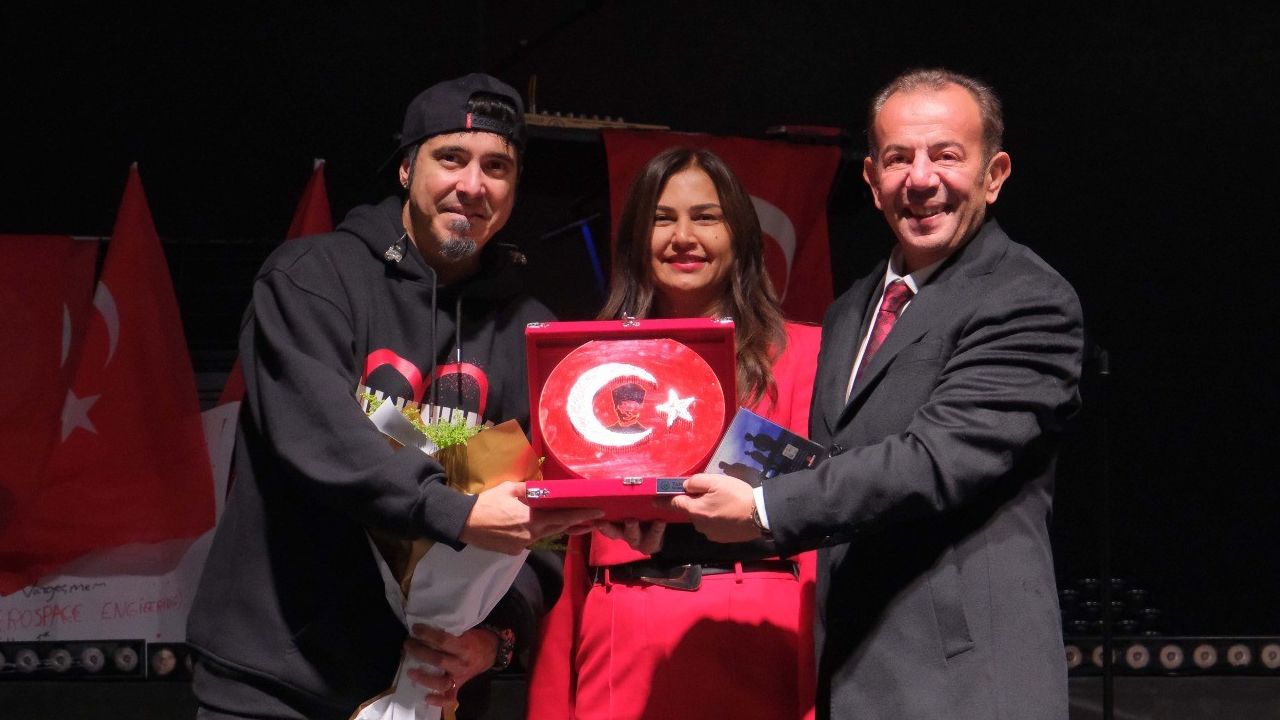 BİNLERCE KİŞİ MANGA KONSERİNDE CUMHURİYET COŞKUSUNU YAŞADI