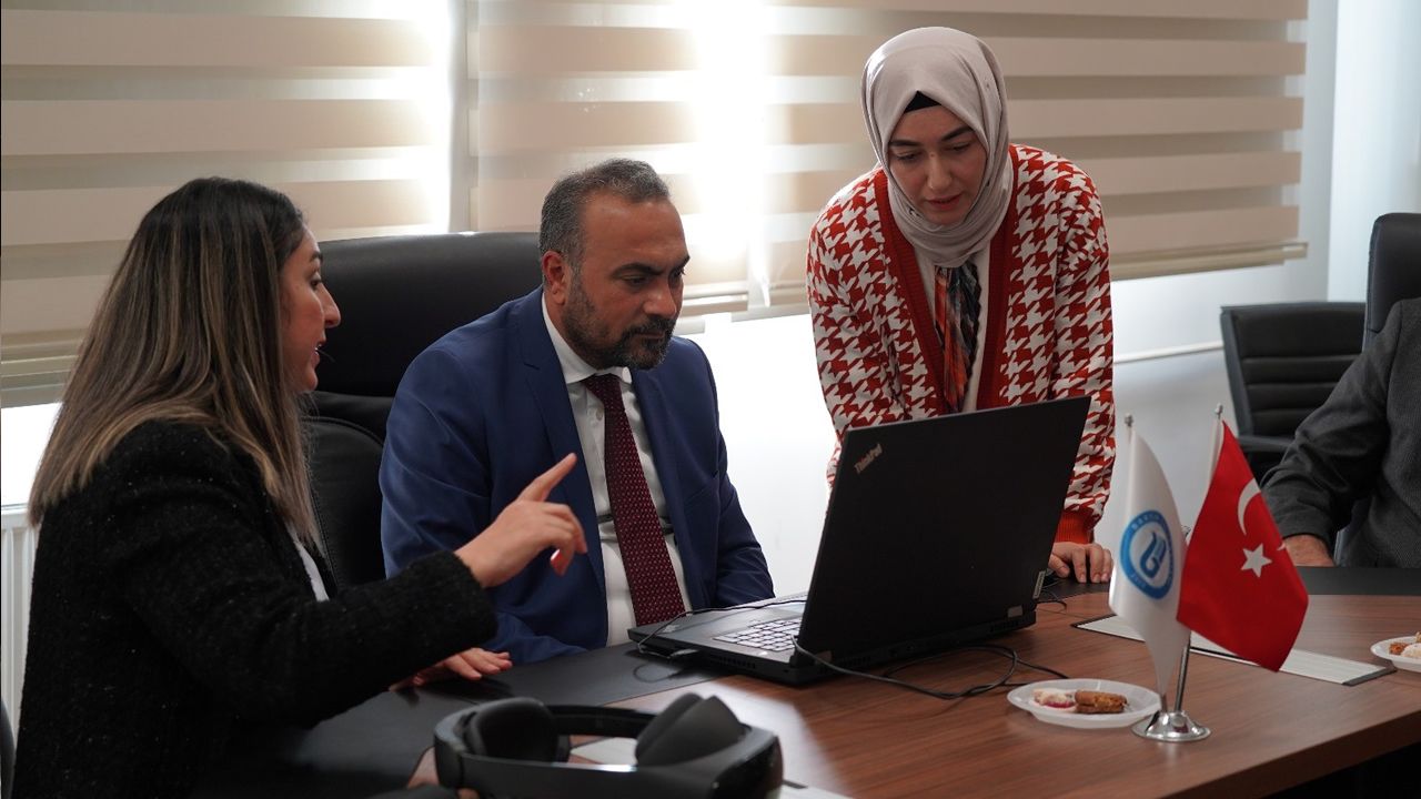REKTÖR AKYAKA "ULUSAL LİDER ARAŞTIRMACILAR PROGRAMI"NDA YÜRÜTÜLEN PROJEYİ İNCELEDİ