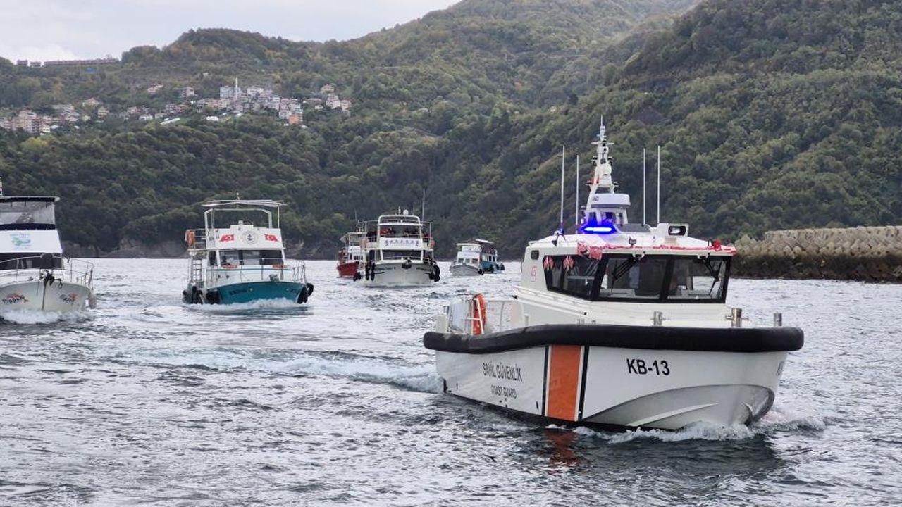 AMASRA'DA SAHİL GÜVENLİK'TEN 29 EKİM GÖSTERİSİ