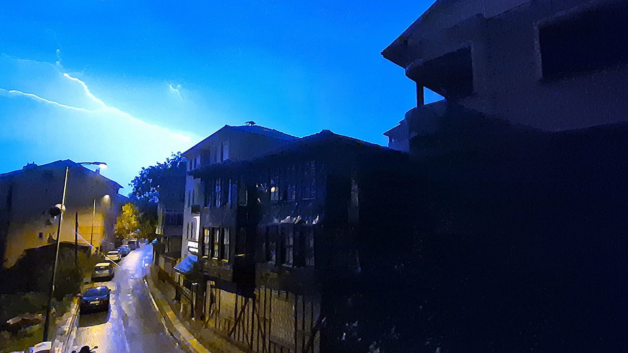 ŞİMŞEKLER BARTIN'DA GECEYİ AYDINLATTI