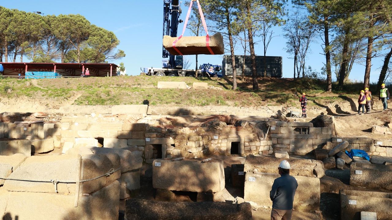 TİOS ANTİK KENTİ'NDE ROMA DÖNEMİ LAHİTLERİ TÖRENLE AÇILDI