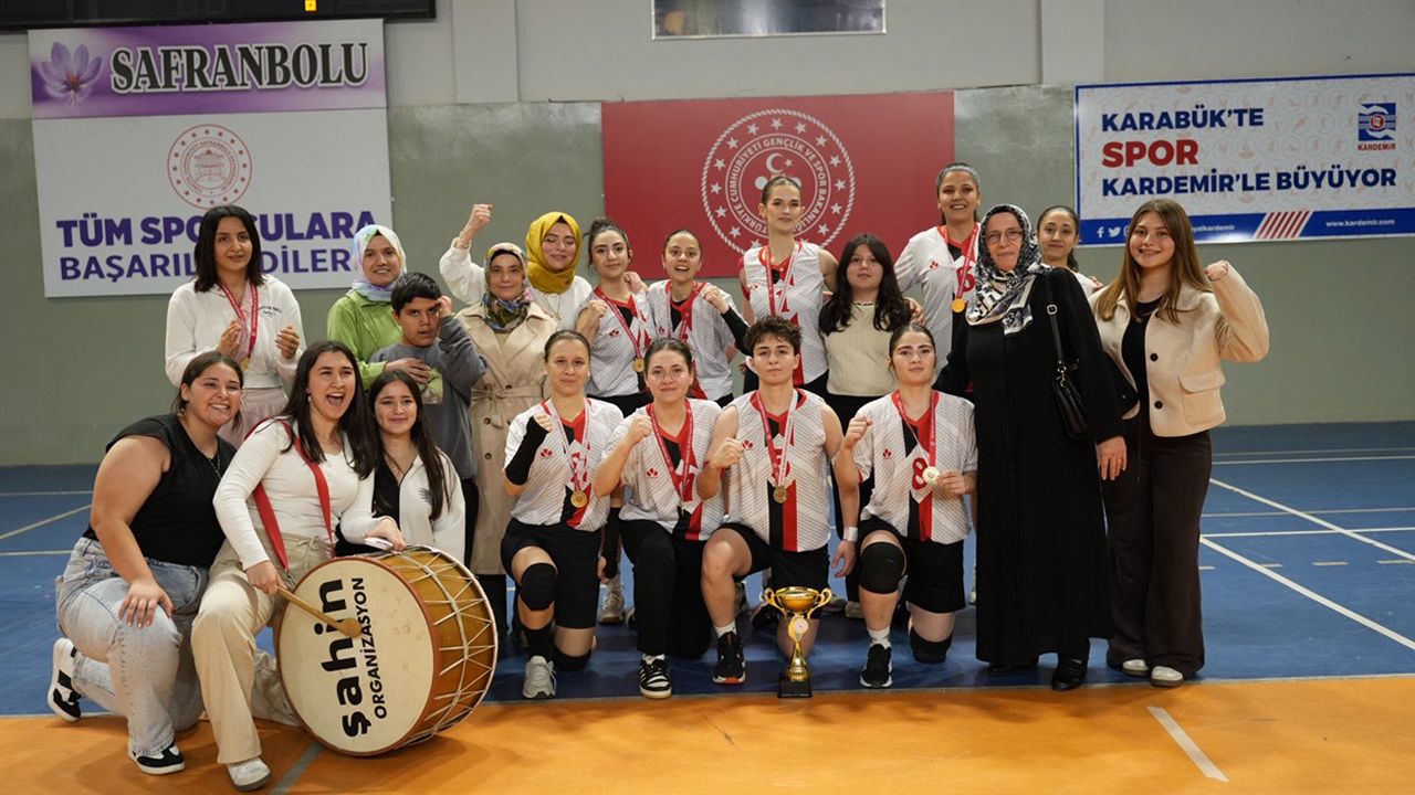 YURTLİG KIZLAR VOLEYBOL TURNUVASI SONA ERDİ