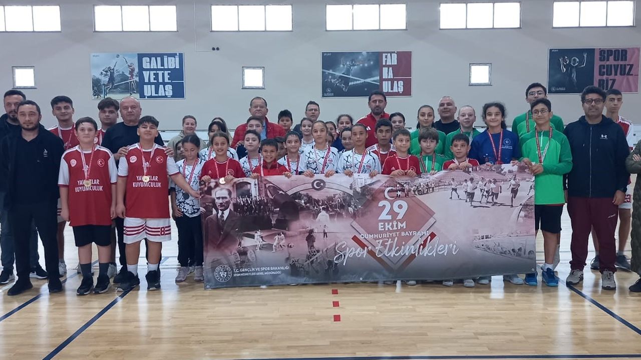 ZONGULDAK'TA BADMİNTON TURNUVASI GERÇEKLEŞTİRİLDİ
