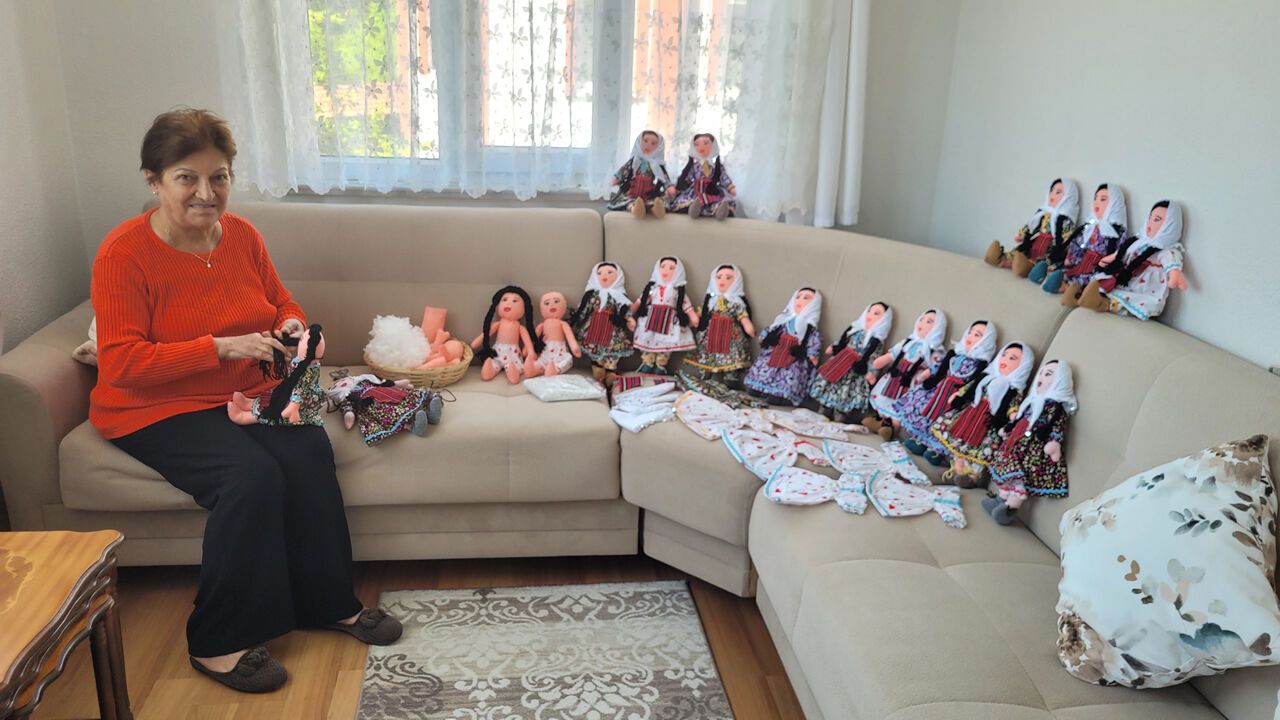 14 YILDIR YAPTIĞI BEZ BEBEKLERLE ŞERİFE BACI'NIN HATIRASINI 