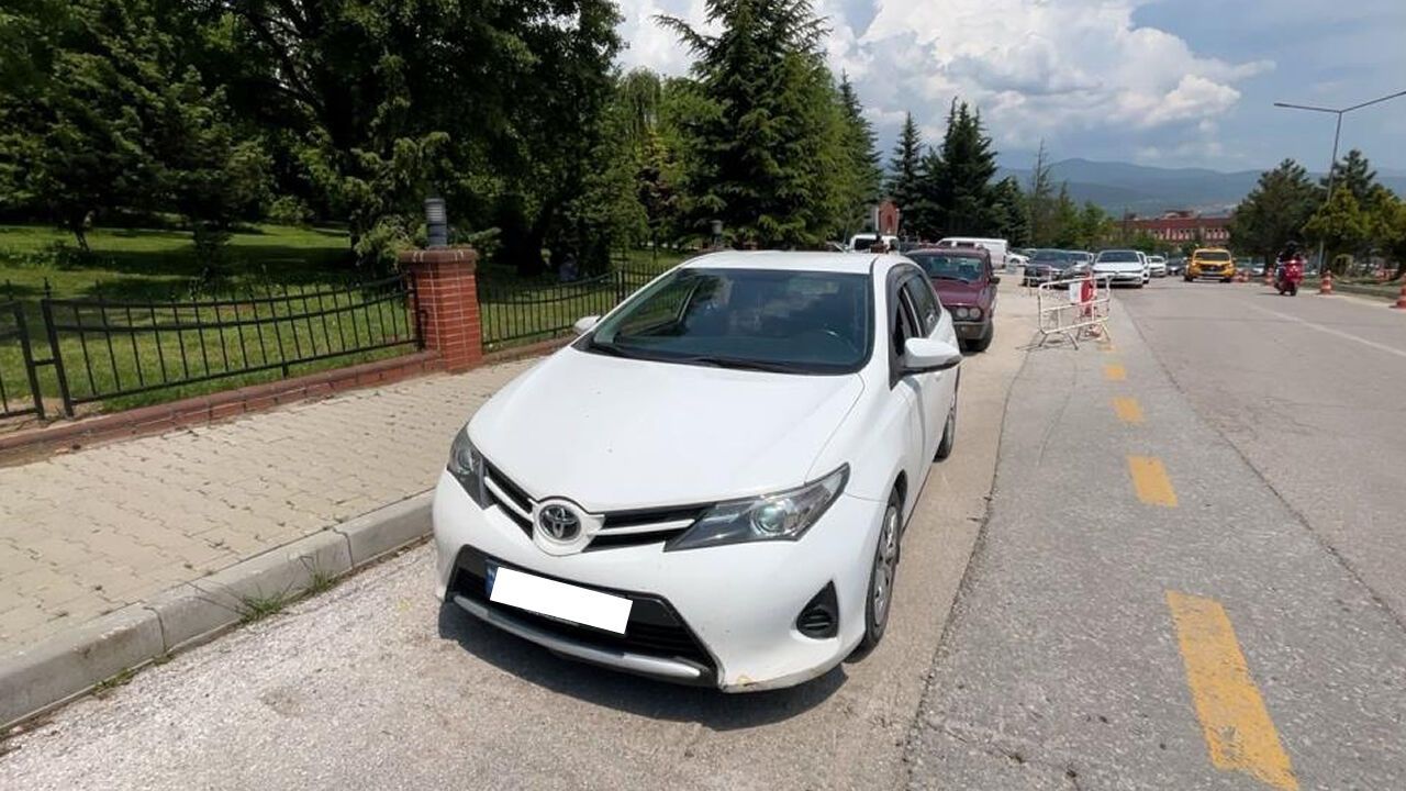 GERİ KAYAN ARAÇ OTOMOBİLE 3 KEZ VURDU