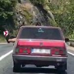 KARABÜK’TE TEHLİKELİ YOLCULUK: AYAKLARINI CAMDAN ÇIKARDI