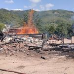 AZDAVAY'DA EV YANGINDA KULLANILMAZ HALE GELDİ