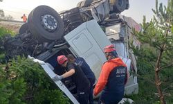 BOLU'DA KONTOLDEN ÇIKAN TIR TEPETAKLAK OLDU