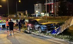 BOLU'DA SÜRÜCÜSÜ FENALAŞAN OTOMOBİL TABELALARA ÇARPTI