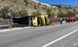 ÇANKIRI'DA KÖMÜR YÜKLÜ TIR DEVRİLDİ