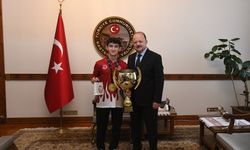 DÜNYA KİCK BOKS ŞAMPİYONU EREN GÖKSU KASTAMONU VALİSİNİ ZİYARET ETTİ