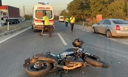 İKİ ARACIN ARASINDAN GEÇMEK İSTEYEN MOTOSİKLET KAZA YAPTI