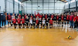 KÜÇÜK KIZLAR VOLEYBOL PERFORMANSI UMUT VERİCİ