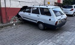 KONTROLDEN ÇIKAN OTOMOBİL BİNAYA DALDI