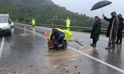 BARTIN-CİDE YOLUNDA AŞIRI YAĞIŞ NEDENİYLE KAYALAR YOLA DÜŞTÜ