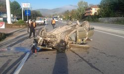 KONTROLDEN ÇIKAN OTOMOBİL REFÜJE ÇARPIP TAKLA ATTI