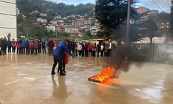 ORTAOKUL ÖĞRENCİLERİNDEN DEPREM VE YANGIN TATBİKATI