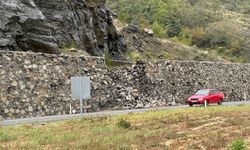 ZONGULDAK'TA YOL ÜZERİNDEKİ İSTİNAT DUVARI ÇÖKTÜ