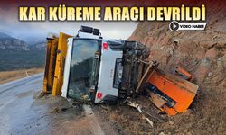 KAR KÜREME ARACI DEVRİLDİ: 2 YARALI