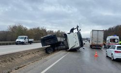 KONTROLDEN ÇIKAN TIR SU KANALINA DEVRİLDİ