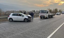 TOSYA'DA OTOMOBİL BARİYERE ÇARPTI: 1 YARALI