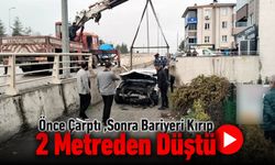 ÖNCE ÇARPTI, SONRA BARİYERİ KIRIP 2 METREDEN DÜŞTÜ