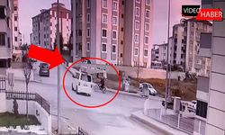 EHLİYETSİZ MOTOSİKLETLİ MİNİBÜSE ÇARPTI: 2 YARALI