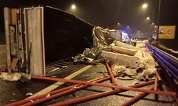 KONTROLDEN ÇIKAN TIR DEVRİLDİ İNŞAAT MALZEMELERİ YOLA SAÇILDI