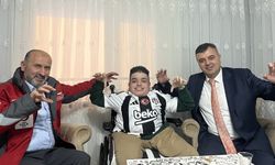 ÖZEL ÇOCUKLARA İMZALI BEŞİKTAŞ FORMASI HEDİYE EDİLDİ