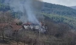 KASTAMONU'NUN ARAÇ İLÇESİNDE 2 KATLI AHŞAP EV YANDI