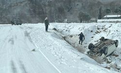 ÇAYCUMA'DA KARDA KAYAN ARAÇ ŞARAMPOLE DEVRİLDİ