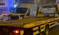 HASTA TAŞIYAN AMBULANS VE OTOMOBİL ÇARPIŞTI 8 YARALI