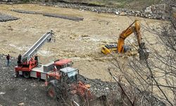 ÇAYIN İÇİNDE MAHSUR KALAN İŞMAKİNESİ OPERATÖRÜNÜ İTFAİYE KURTARDI