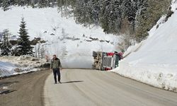 KASTAMONU'DA DOĞAL GAZ YÜKLÜ TIR DEVRİLDİ