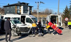 KASTAMONU'DA TİCARİ ARAÇ VE MİNİBÜS ÇARPIŞTI 4 KİŞİ YARALANDI