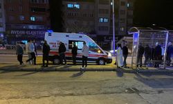 KARŞIYA GEÇEN ADAMA AMBULANS ÇARPTI