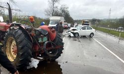 ÇAYCUMA'DA TRAKTÖR VE OTOMOBİL ÇARPIŞTI: 2 YARALI