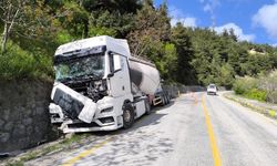 KASTAMONU'DA FRENİ PATLAYAN KAMYON İSTİNAT DUVARINA ÇARPTI