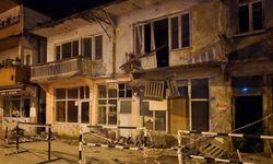 BALKON PARK HALİNDEKİ ARACIN ÜZERİNE DÜŞTÜ