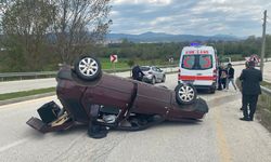 BOLU'DA KONTROLDEN ÇIKAN ARAÇ TAKLA ATARAK TERS DÖNDÜ