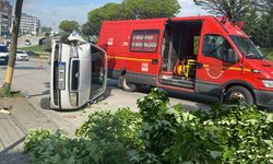 BOLU'DA OTOMOBİL RAMPA YUKARI ÇIKARKEN YAN YANTTI