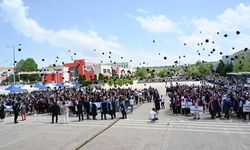 ÇAKÜ'DE ÖĞRENCİLERİN MEZUNİYET SEVİNCİ