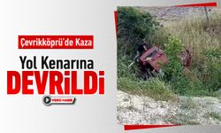 ÇEVRİKKÖPRÜ'DE OTOMOBİL YOL KENARINA DEVRİLDİ