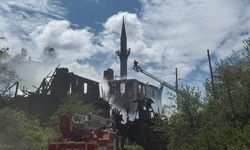 GÖYNÜK'TE YANGIN PANİĞİ 2 EV VE CAMİ ALEVLERE TESLİM OLDU