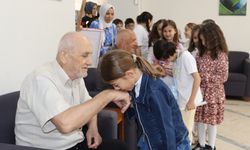 MİNİK YÜREKLERDEN HUZUREVİNE ZİYARET